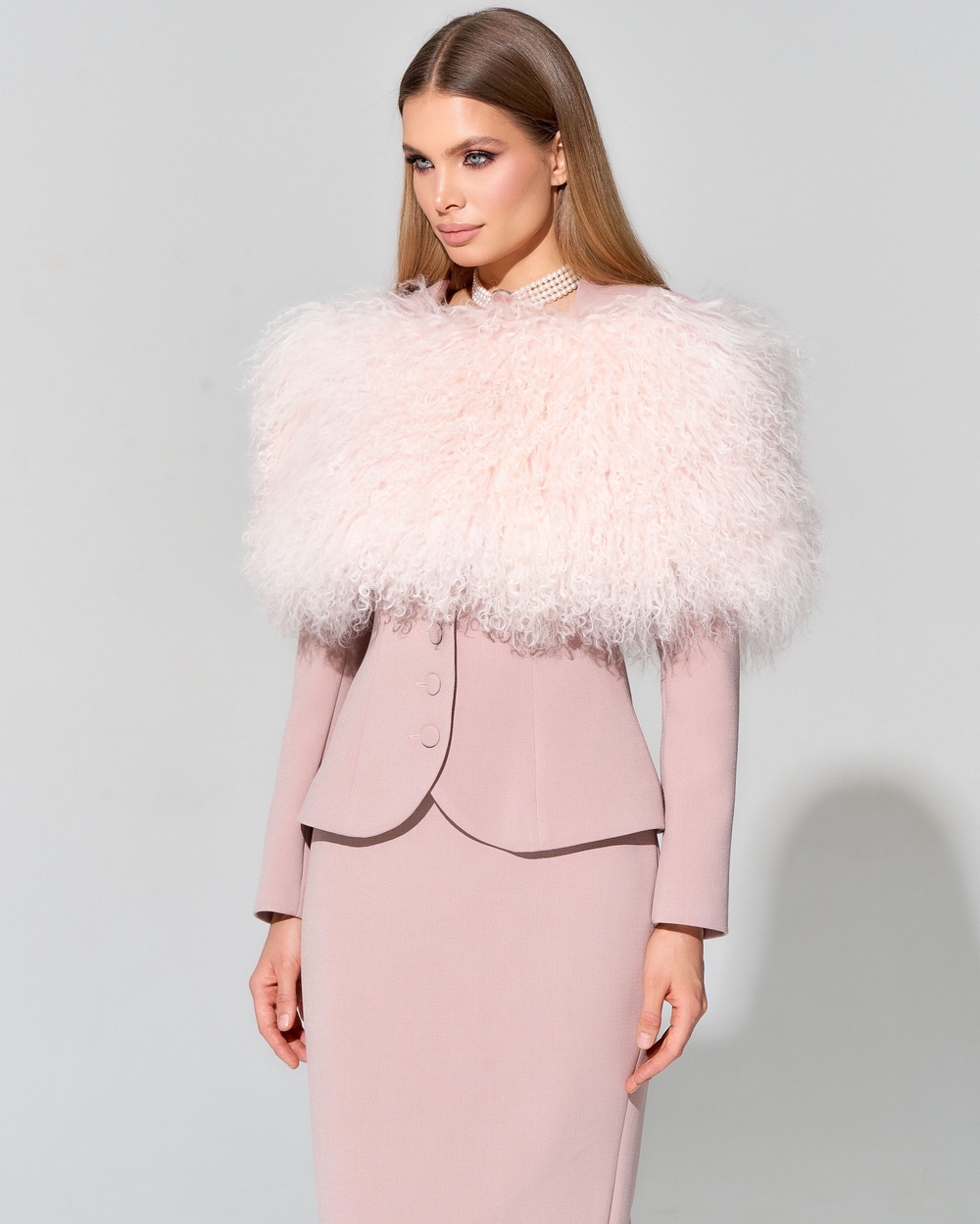 Приталенный жакет из итальянского крепа с меховой отделкой