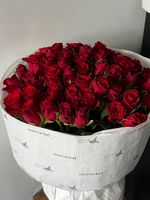 Авторский букет 51 красная роза в оформлении
