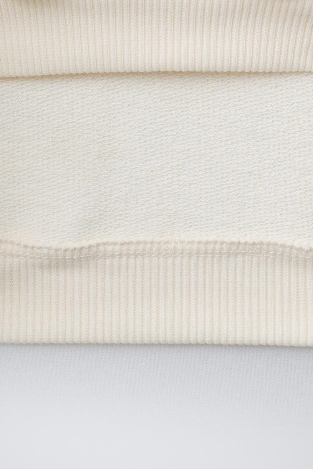 ZARA ТОЛСТОВКА С ВОРОТНИКОМ ИЗ КРУЖЕВА КРОШЕ, ЭКРЮ