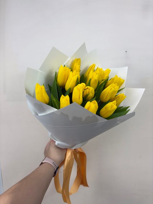 Букет жёлтых тюльпанов "Стронг Голд" (в упаковке)