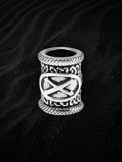 Фото шарма из серебра с руной Гебо скандинавский талисман оберег ручной работы тёмный фон