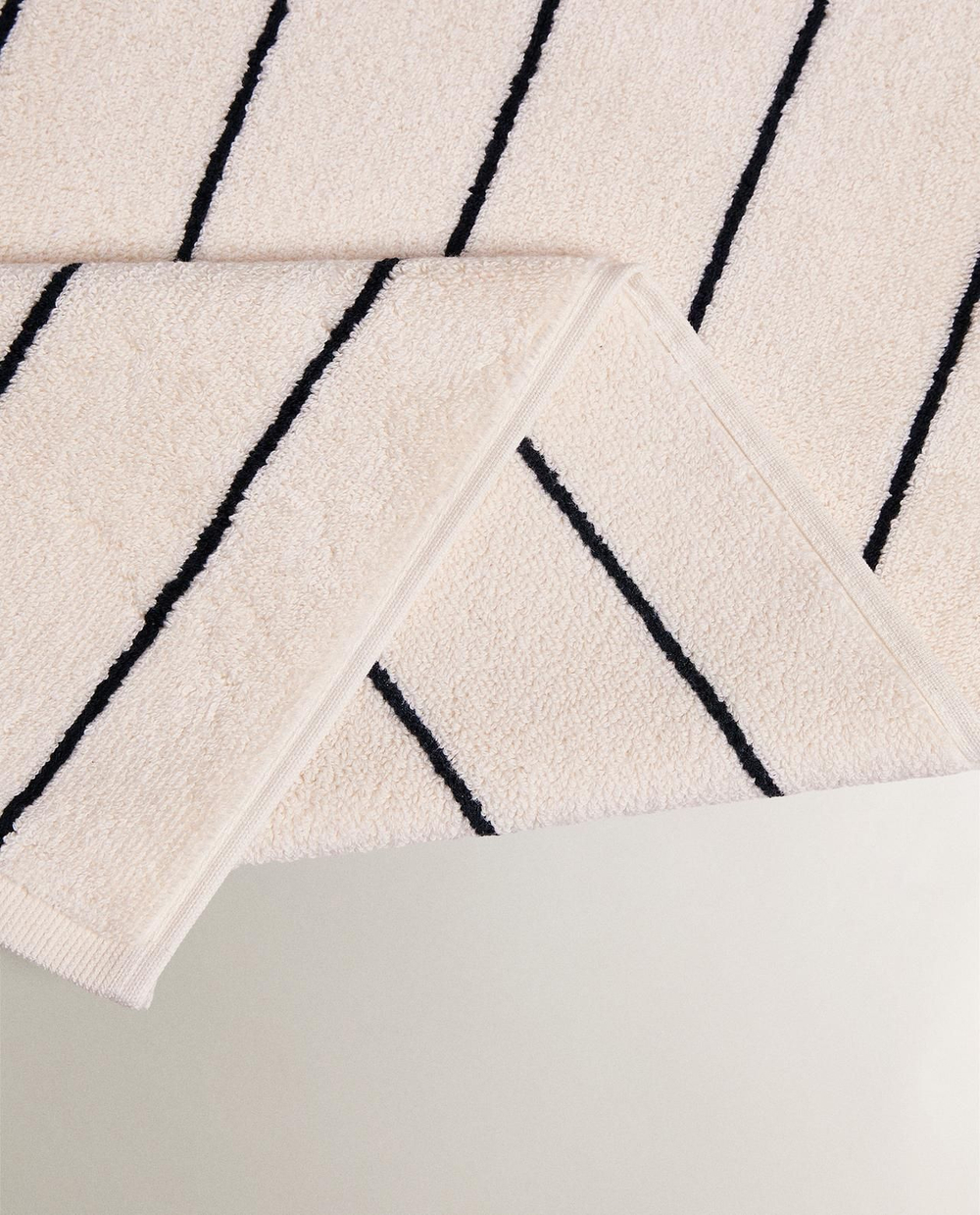 Zara Home - Тонкий полосатый коврик для ванной, бежевый, 50x70 см