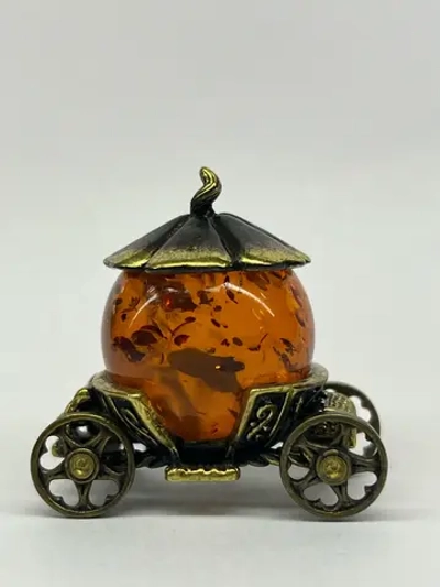 Бронзовая статуэтка на янтаре