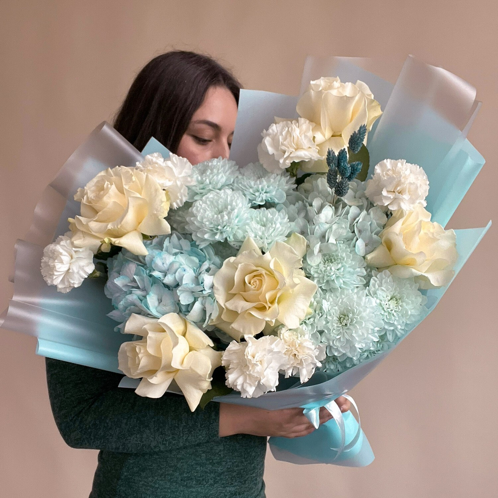 Бело-голубой букет L с французской розой, гортензией, хризантемой