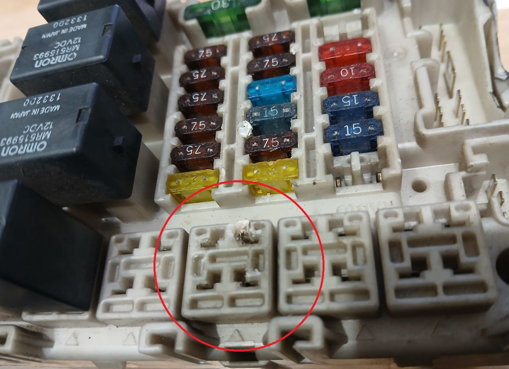 Блок предохранителей салонный MITSUBISHI LANCER 2002