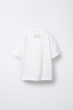 ZARA ОДНОТОННАЯ ФУТБОЛКА С НАШИВКОЙ, БЕЛЫЙ