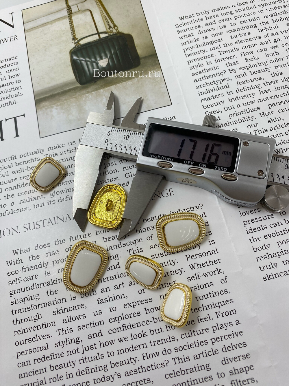 Пуговицы золотистые с белой эмалью Винтаж