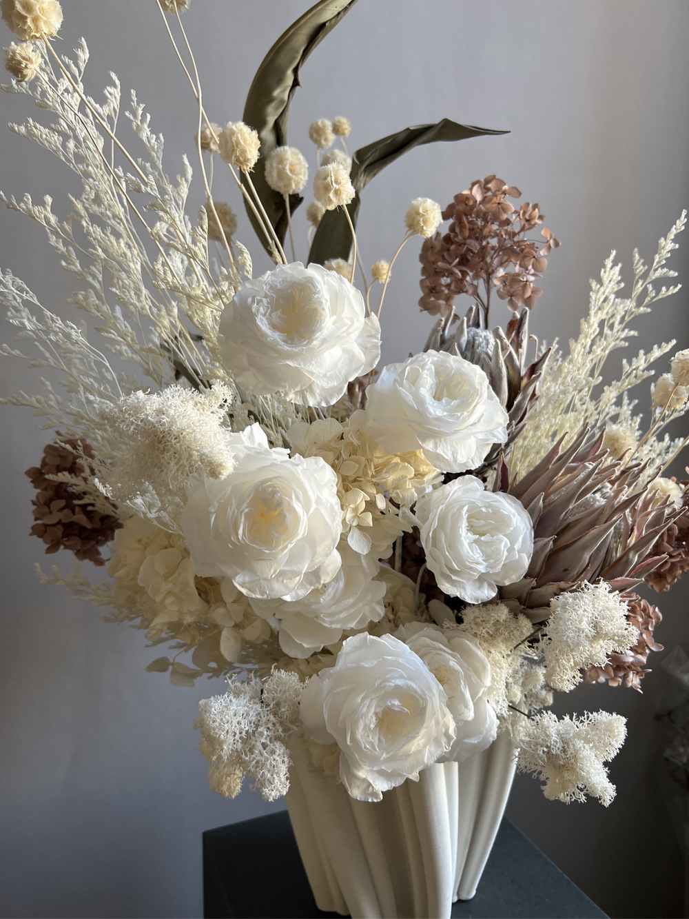 Композиция в кашпо Иванхое с розами