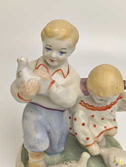 Фарфоровая статуэтка "Дети кормят голубей" Полонский ЗХК