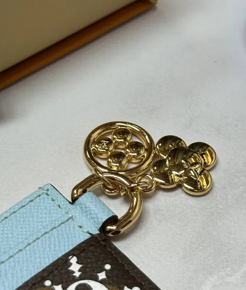 Держатель для карт Louis Vuitton Charms, нежно-голубой