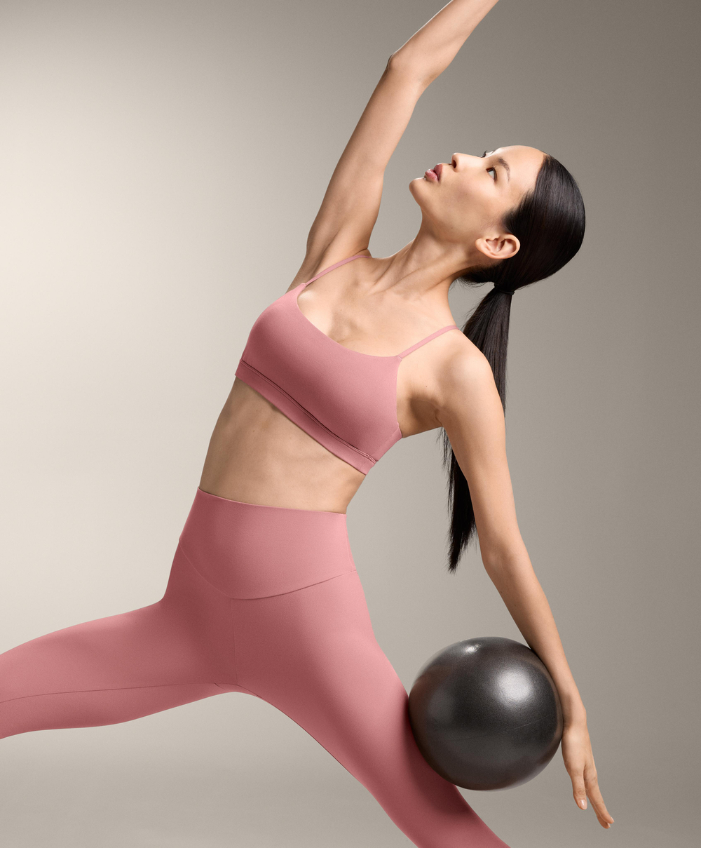 Oysho Спортивный бюстгальтер Comfortlux с перекрещивающимися бретелями и легкой поддержкой, светло-розовый