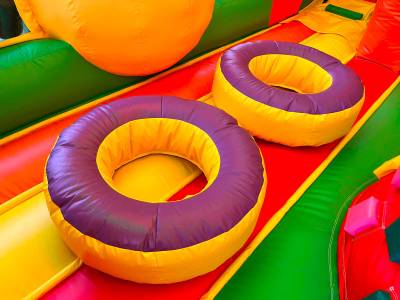 Коммерческий надувной батут с крышей «Смайлики», 10*6*6 м