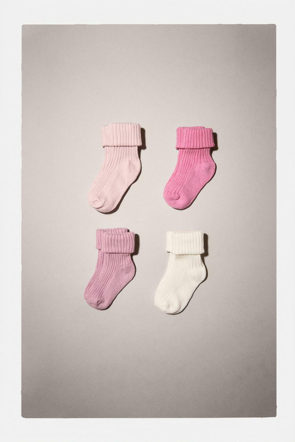 ZARA НАБОР ИЗ ЧЕТЫРЕХ ПАР НОСКОВ РАЗНЫХ ЦВЕТОВ, РОЗОВЫЙ