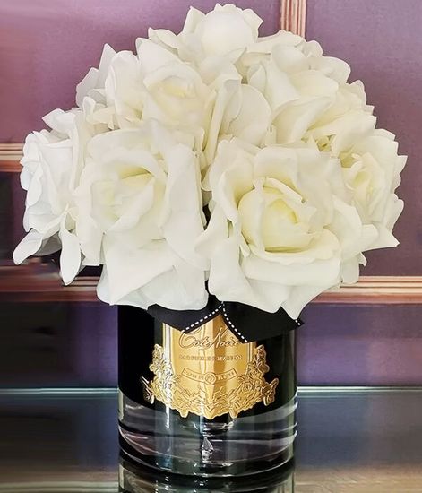 Большой букет роз цвета слоновая кость в черной вазе, Cote Noire