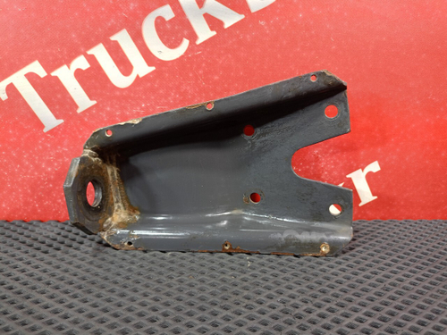 Кронштейн амортизатора переднего