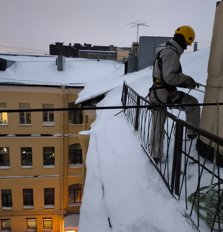 Уборка снега с кровли для ТСЖ
