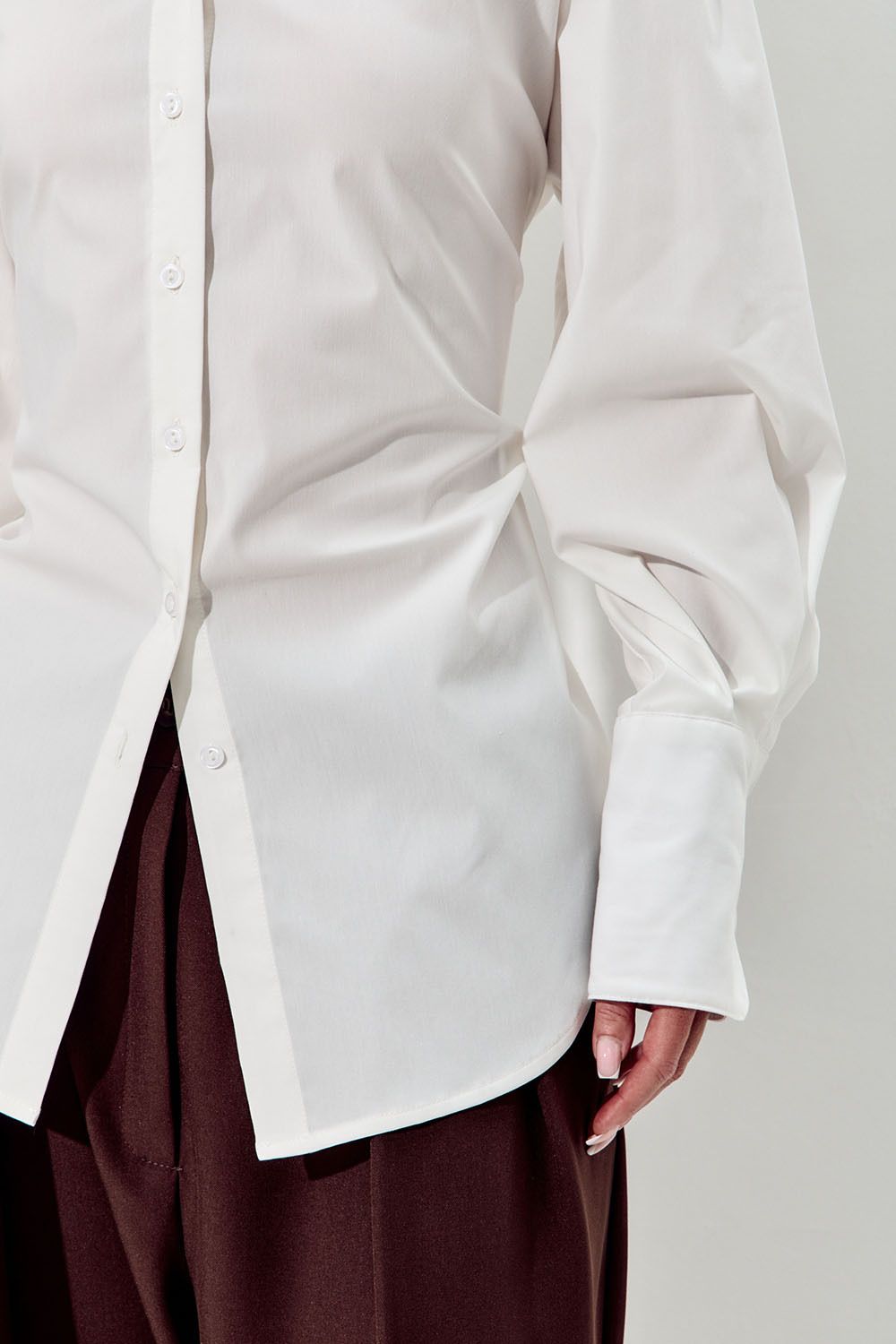 Приталенная рубашка из хлопка кремового цвета