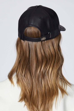 Кепка из искусственной кожи