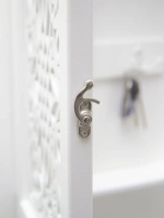 Ключница настенная в прихожую закрытая