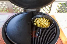 Сковорода двусторонняя чугунная полукруглая для керамического гриля Kamado Joe Classic (1 шт.)