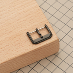 Изящная застежка, цвет черный