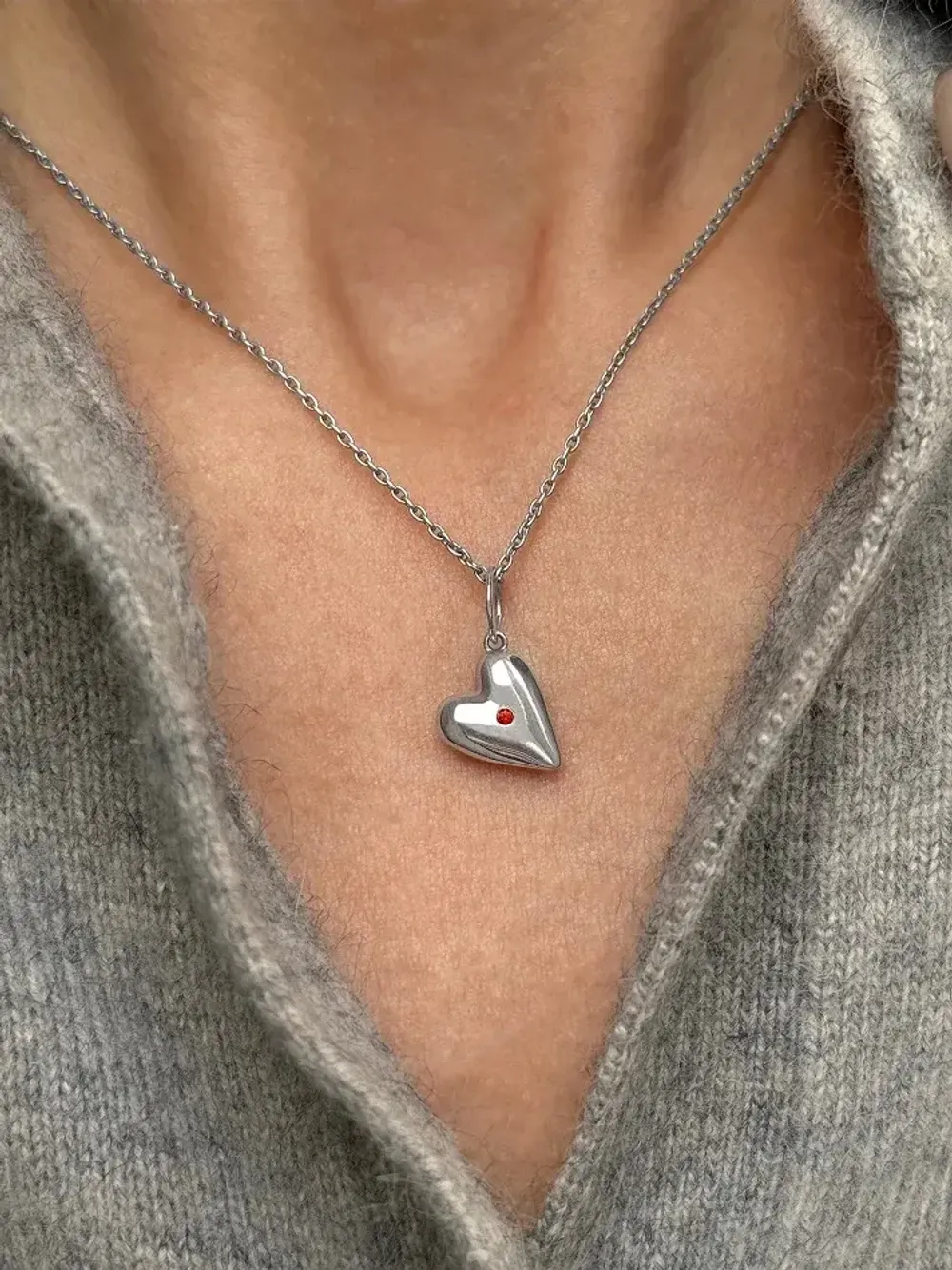 Двусторонняя подвеска Love с красным фианитом