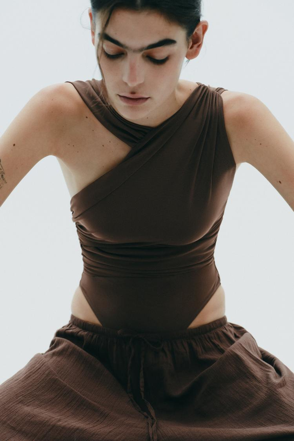 ZARA БОДИ ИЗ ТКАНИ СО СБОРКАМИ АСИММЕТРИЧНОГО КРОЯ, ТЕМНО-КОРИЧНЕВЫЙ