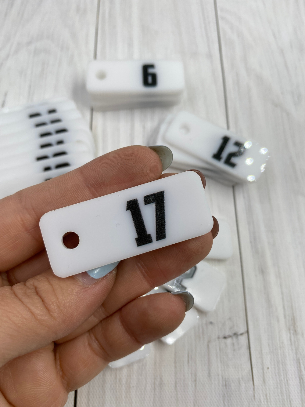 белые номерки