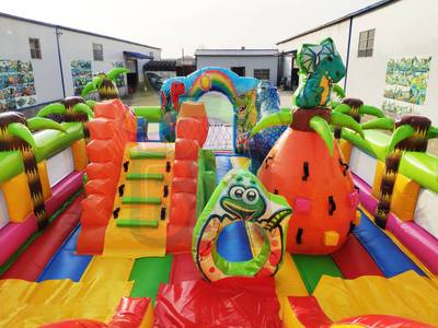 Коммерческий надувной батут "Хамелеон и динозавры" 18*9*7 м