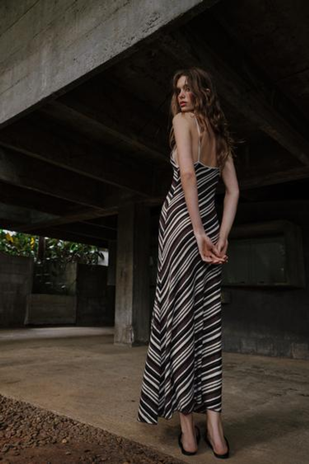 ZARA ПЛАТЬЕ МИДИ С ПОЛОСКАМИ, ЧЕРНЫЙ/КОРИЧНЕВЫЙ