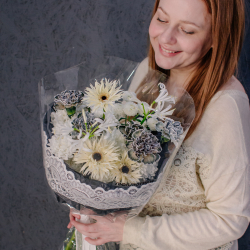 111. Кружевной авторский букет с нерине и диантусами