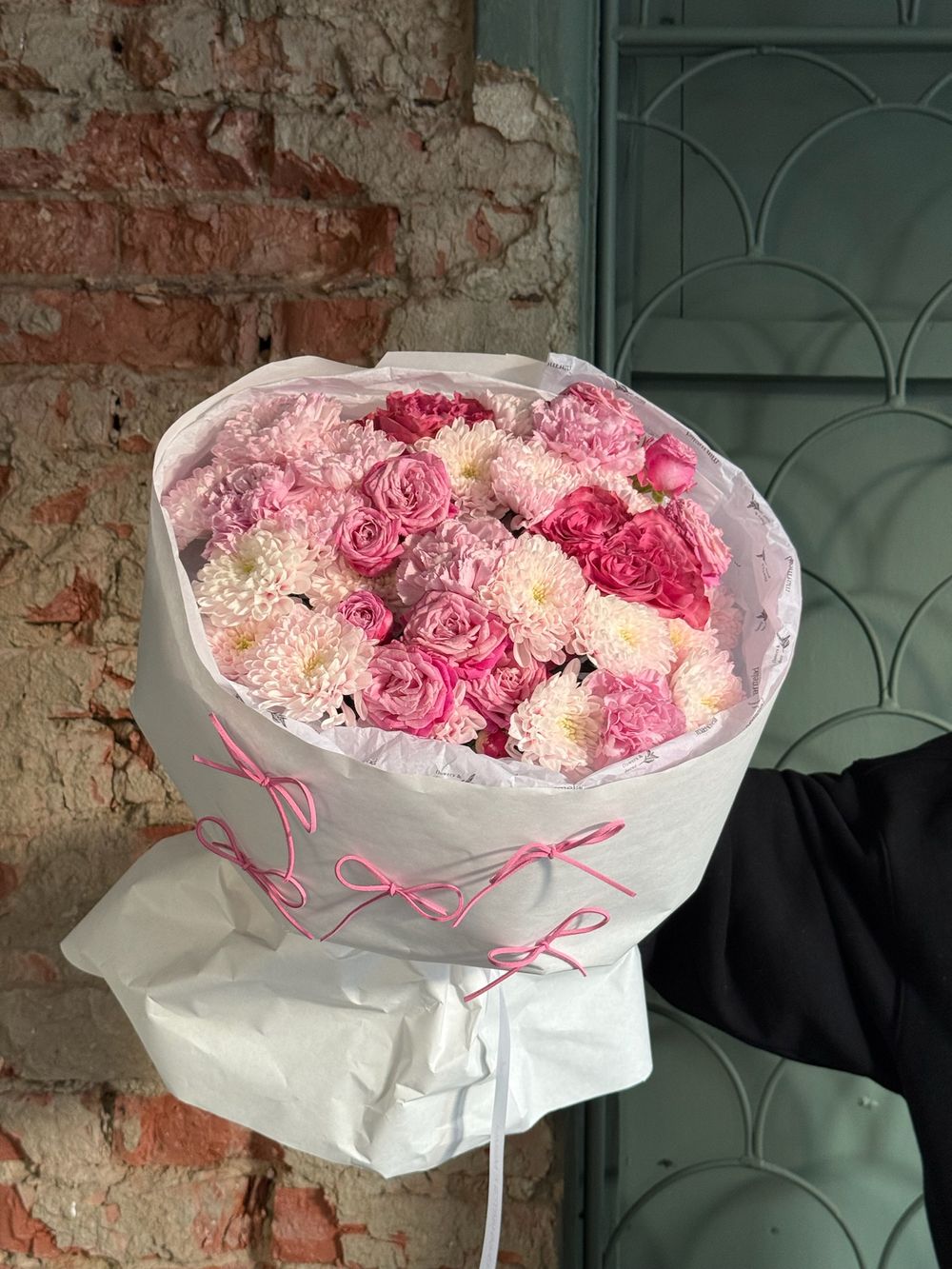 Букет из кустовых пионовидных роз, одноголовой розы, диантусов и хризантемы в розовом оттенке