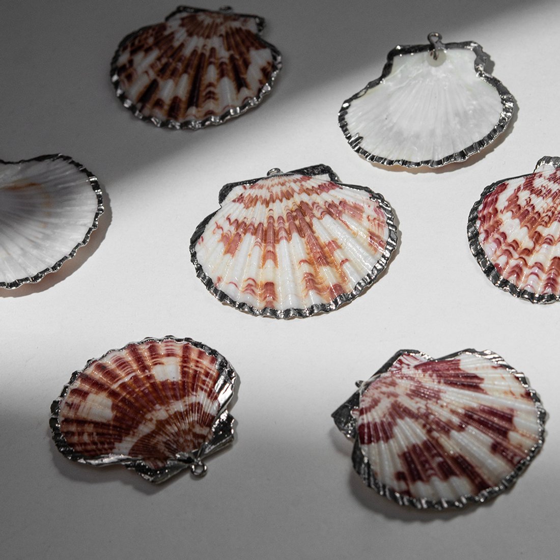 Подвеска из натуральной ракушки, украшенная родием, 45-54*42-53мм