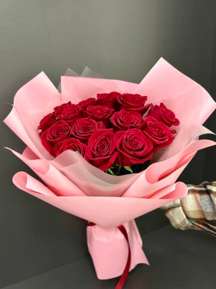 15 красных роз в упаковке