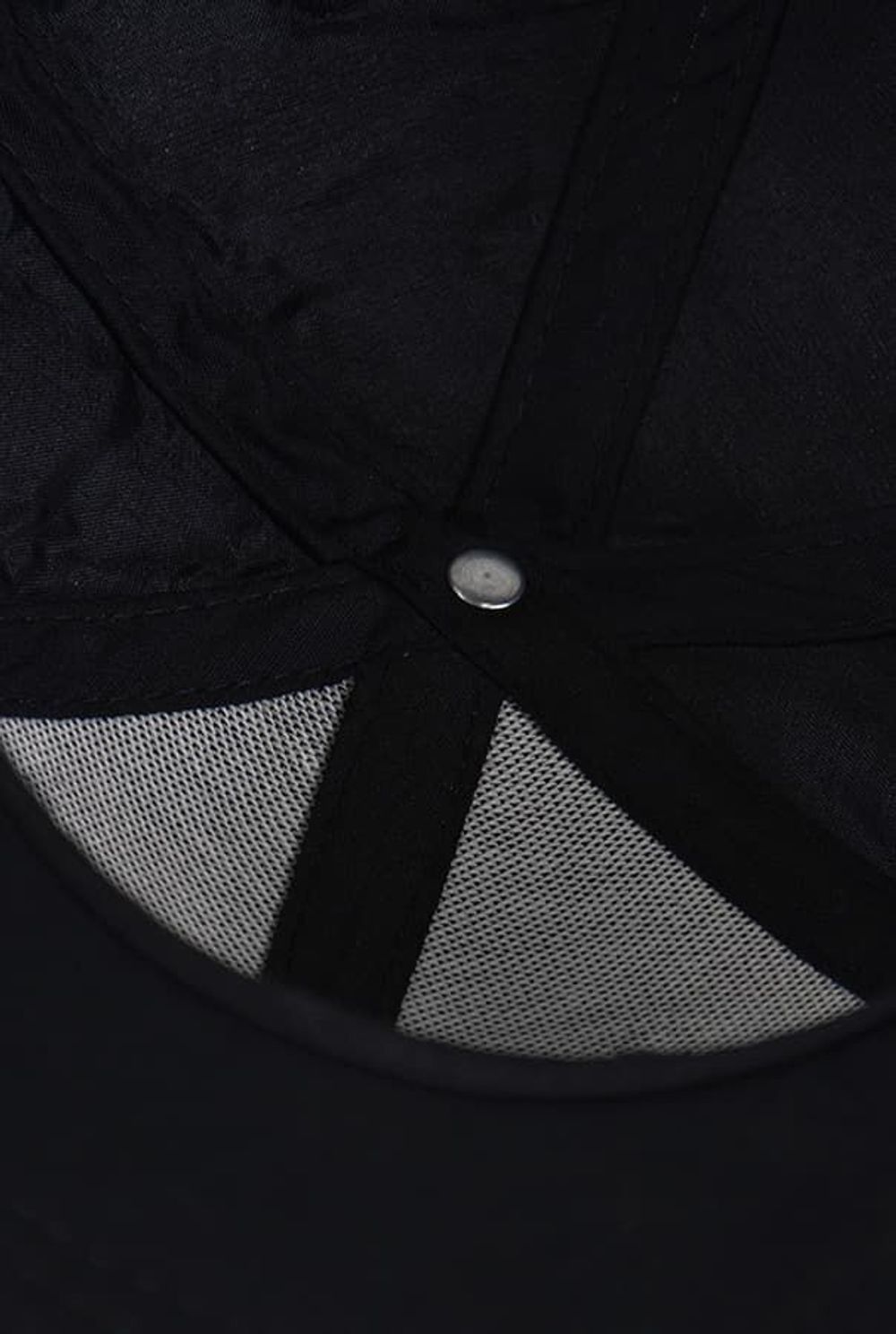 Черная классическая бейсболка фото внутри