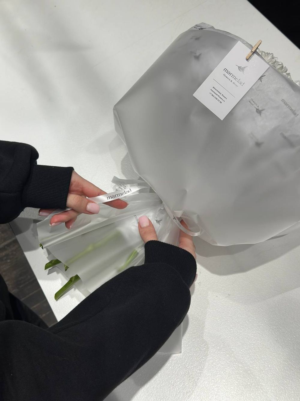 Упаковка букета в матовую пленку и фирменную бумагу