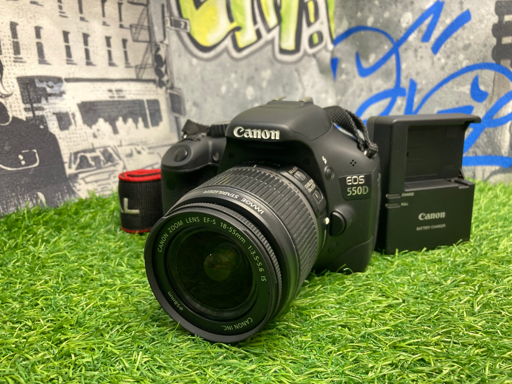Canon 550D kit 18-55mm 3.5-5.6 IS 4.000 кадров