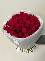 Букет 51 красная роза в оформлении