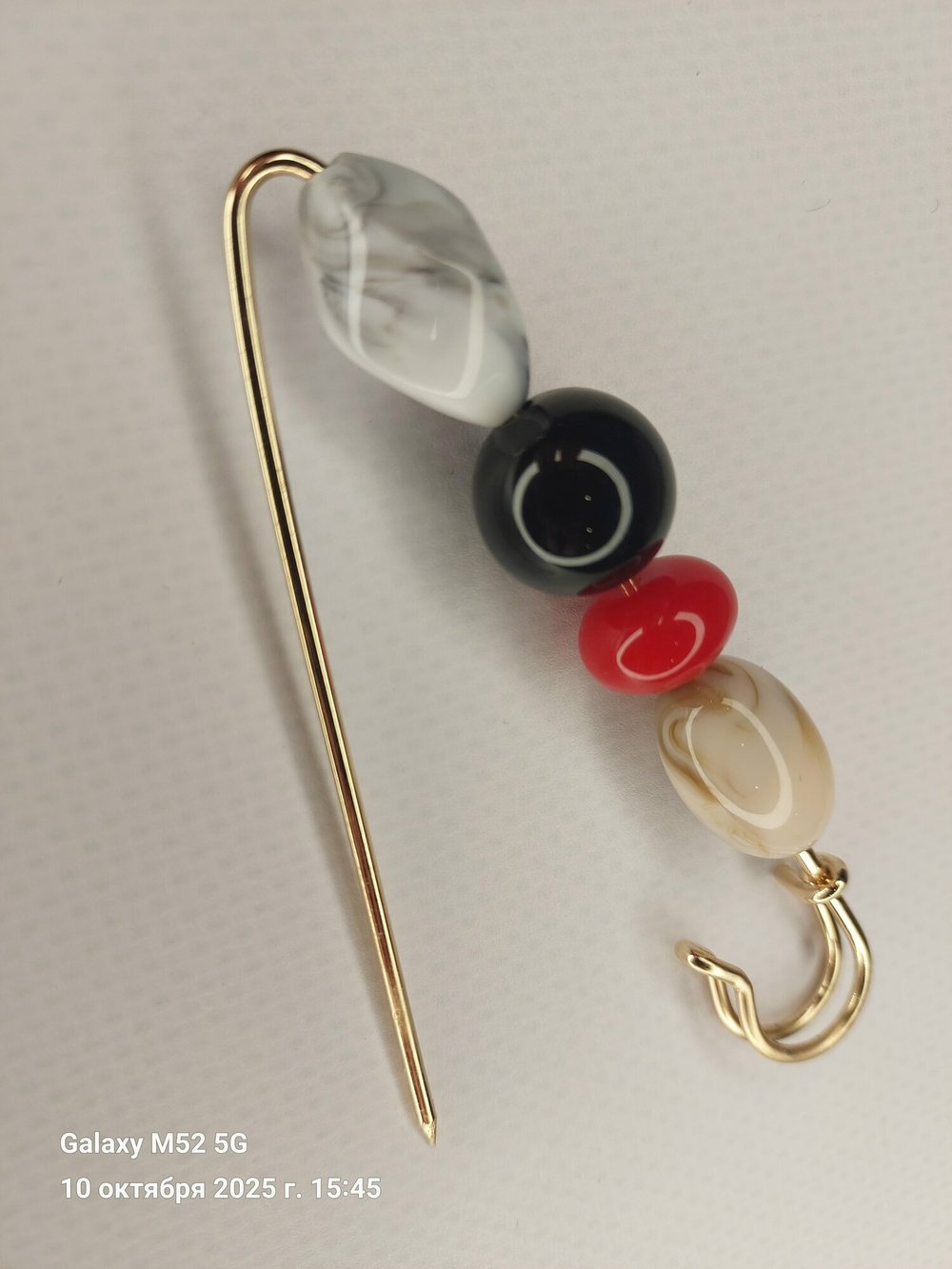 Булавка брошь "Цветные камешки" для кардигана, пальто, платков, костюмов, одежды. Цвет серый красный