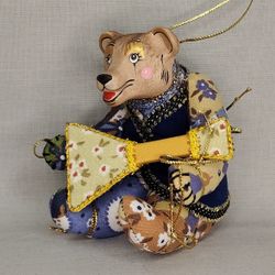 Ёлочная игрушка Медвежонок с балалайкой
