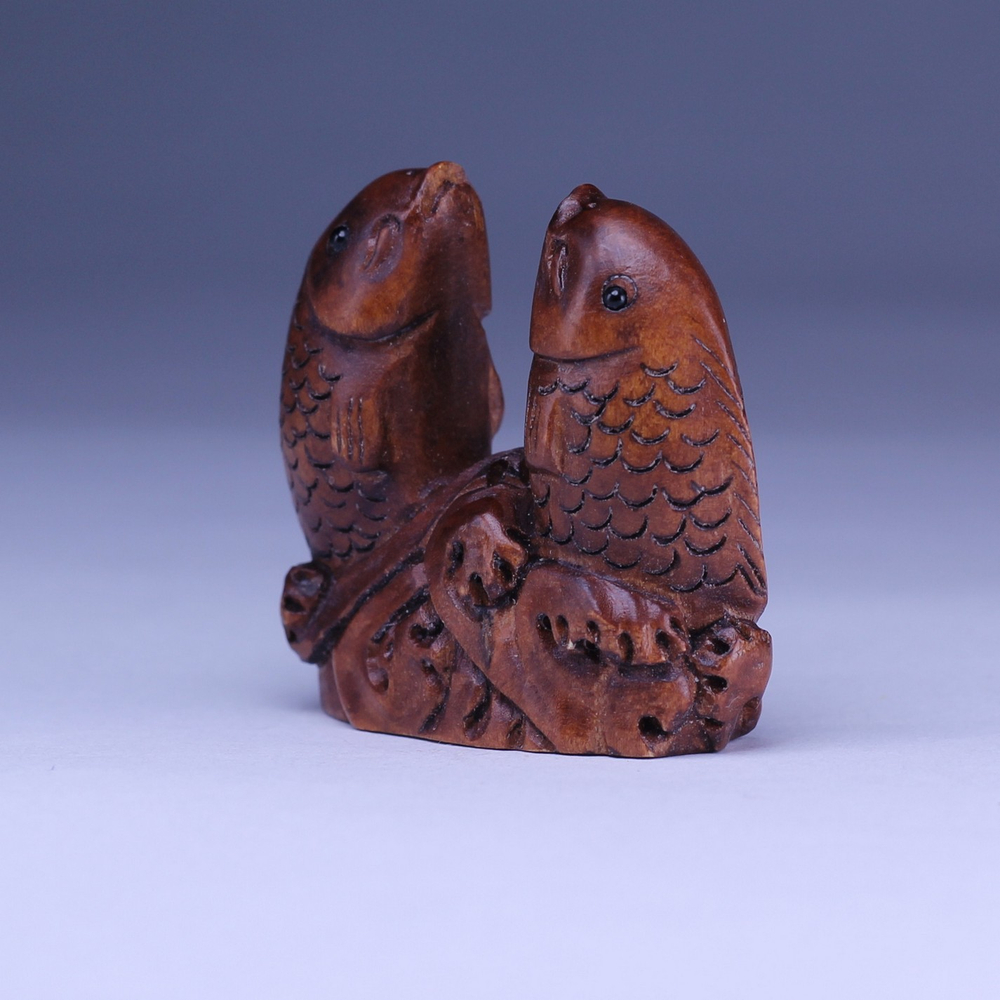 Нэцкэ Два карпа в волнах