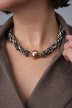 Колье Византия биколор: золото и графит с карамельной плоской жемчужиной