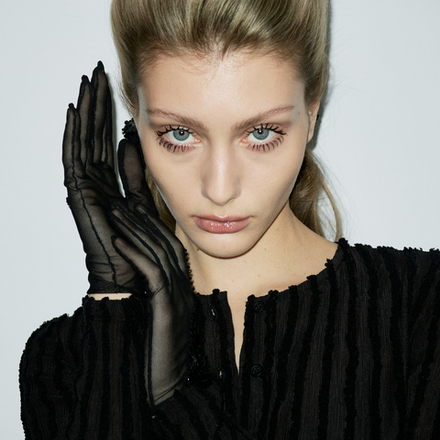 Перчатки короткие с бархатными цветами