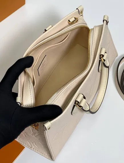 Сумка-тоут LOUIS VUITTON On The Go East West со съемным ремнем-цепочкой с плетёной отделкой из кожи