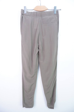 Брюки Massimo Dutti легкие и приятные к телу, визуально на 44 размер