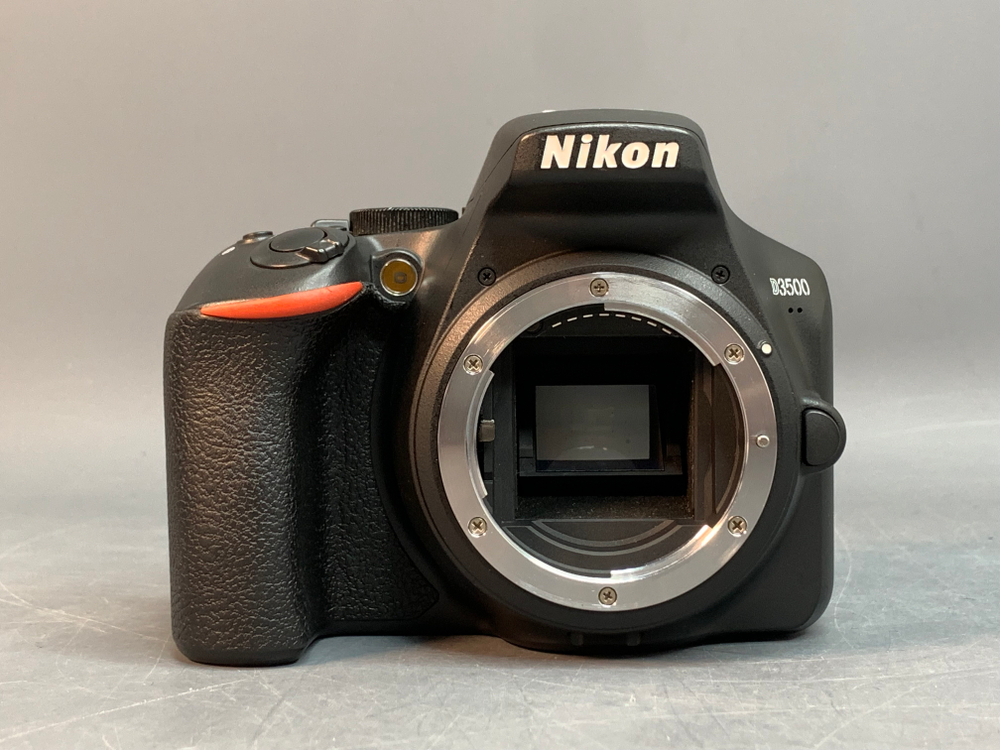 Nikon D3500 Kit 18–55mm f/3.5–5.6 G VR II 20 кадров