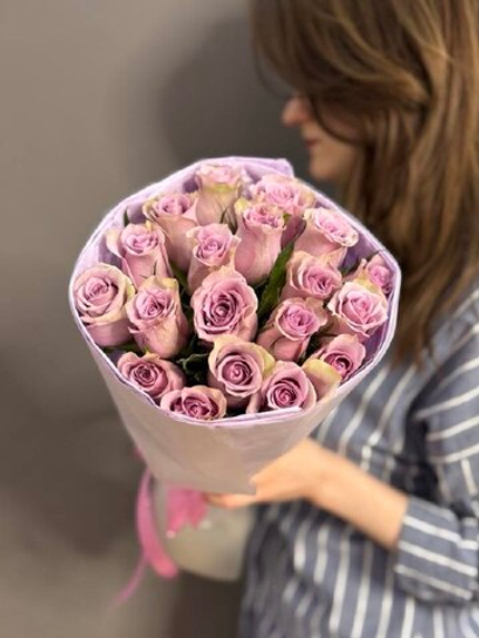 Букет с 19 сиреневыми розами (Кения 40 см)