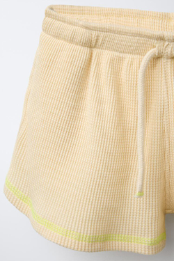 ZARA ТОЛСТОВКА С ВАФЕЛЬНЫМ УЗОРОМ И ШОРТАМИ С ДЕКОРАТИВНОЙ СТРОЧКОЙ, ВАНИЛЬНЫЙ