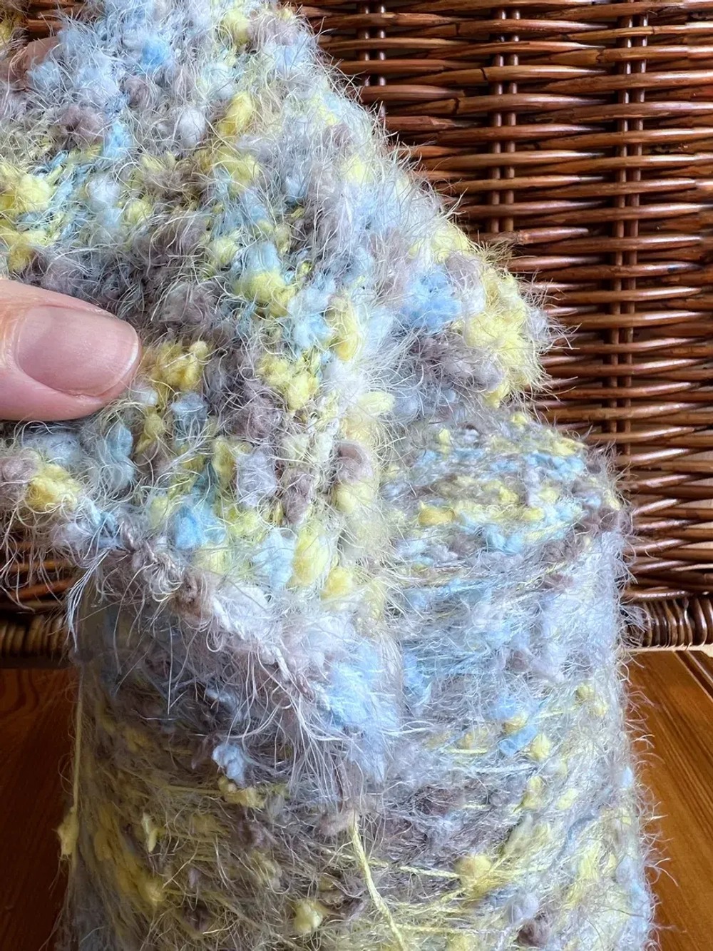 Пряжа  декоративная с ворсом и шишибриками