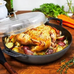 STAUB Сковорода для тушения чугунная с крышкой, 28 см, красная
